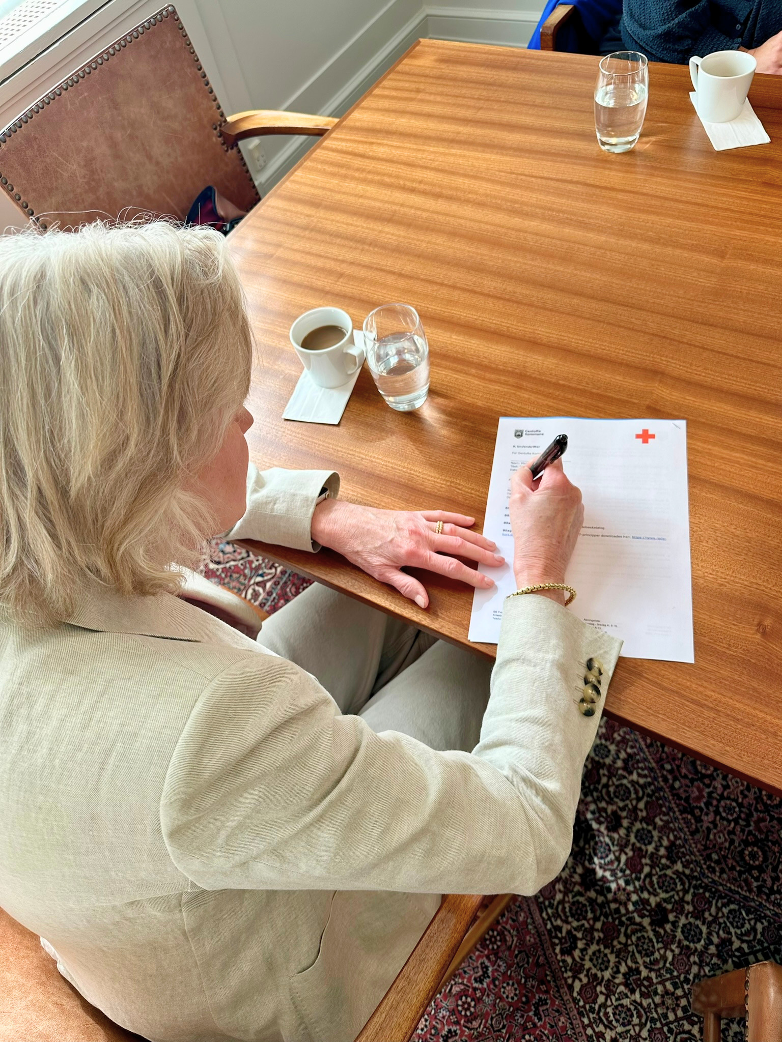 Florence Laraignou, formand for Røde Kors Gentofte, ynderskriver samarbejdsaftalen